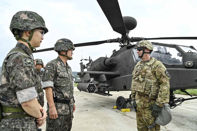 [평택=뉴시스] 안상민 2함대사령관이 2함대에 전개한 미2항공여단을 방문해 현장을 지도하고 있다. (사진 = 해군2함대 제공)