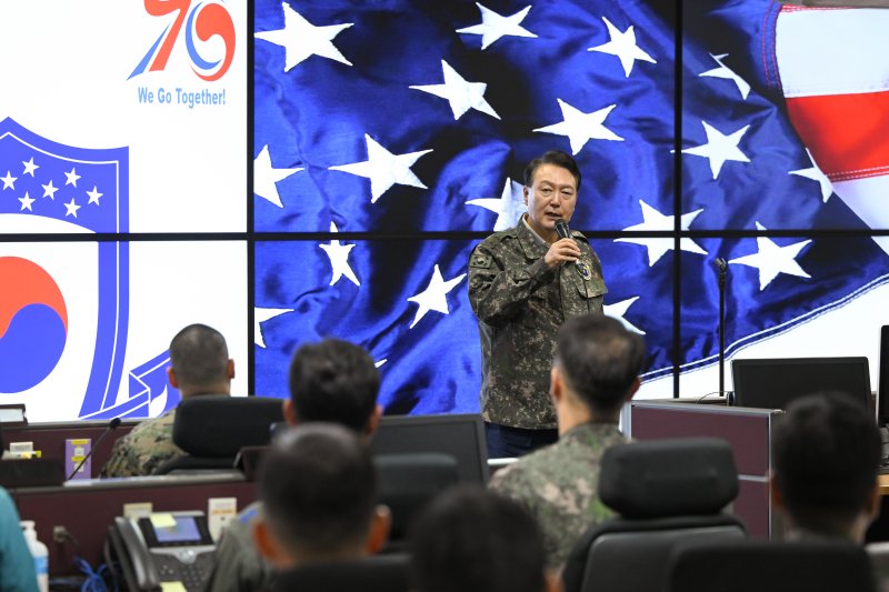 윤석열 대통령이 23일 경기도 성남 한미연합사 전시지휘소(CP탱고)를 방문했다. (대통령실 제공) 2023.8.23/뉴스1 ⓒ News1 오대일 기자