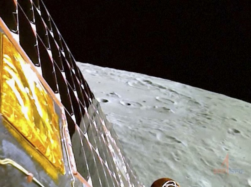 인도 우주연구기구(ISRO)가 23일(현지시간) 공개한 동영상에서 인도 달탐사선 찬드라얀-3이 달 착륙을 위해 준비하고 있다. 이날 찬드라얀-3은 달 남극 근처 착륙에 성공해 인도는 전세계에서 달 착륙에 성공한 네번째, 달 남극 착륙으로는 첫번째 국가가 됐다. AP뉴시스
