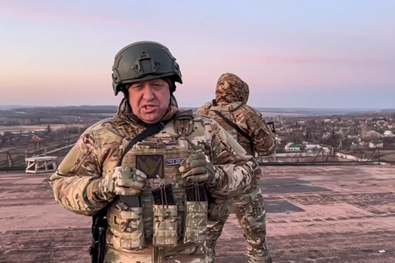 러시아 민간 군사기업 바그너그룹의 수장 예브게니 프리고진(왼쪽)이 지난 3월 3일 우크라이나 전선에서 우크라 정부를 향해 바흐무트 철수를 요구하고 있다.AP뉴시스