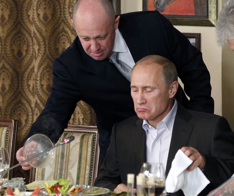 지난 2011년 11월 11일 러시아 모스크바에서 예브게니 프리고진(왼쪽)이 당시 러시아 총리였던 블라디미르 푸틴에게 식사를 대접하고 있다.AP뉴시스