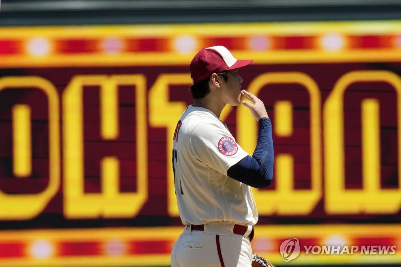 팔 피로를 호소하며 일찍 마운드를 떠난 '투수' 오타니 Los Angeles Angels starting pitcher Shohei Ohtani gets set to pitch during the first inning of a baseball game against the Cincinnati Reds Wednesday, Aug. 23, 2023, in Anaheim, Calif. (AP Photo/Mark J. Terrill)