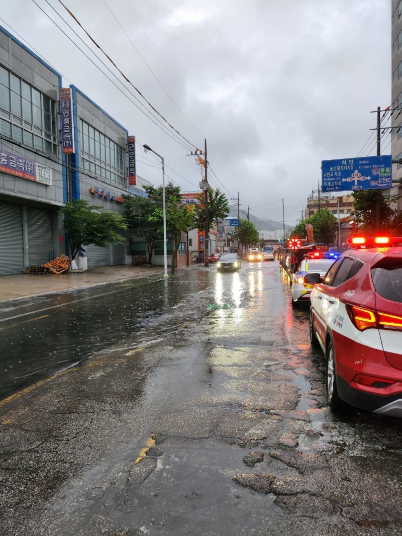 사상구 감전동 도로침수 현장(부산소방재난본부 제공)