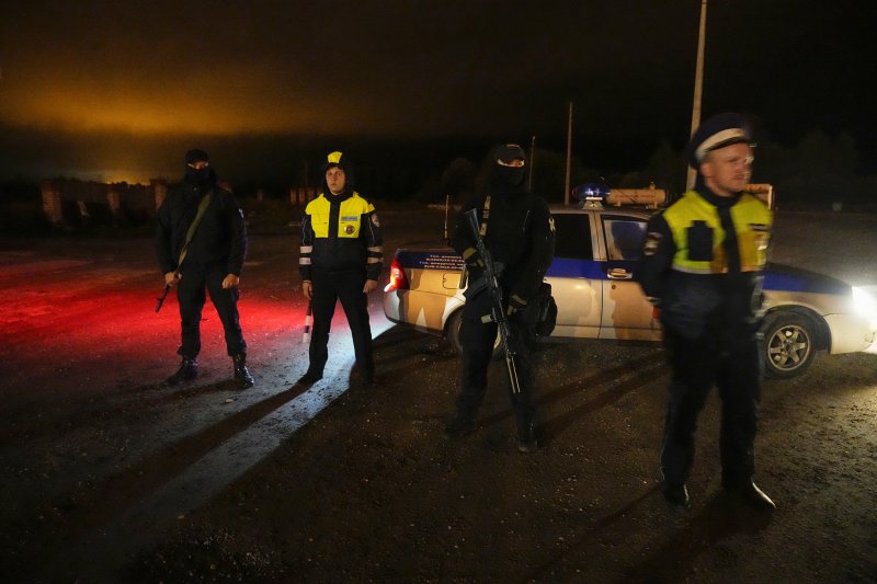 [쿠젠키노=AP/뉴시스]예프게니 프리고진 바그너용병그룹 대표가 탄 비행기가 추락한 트베르 지역 쿠젠키노 인근에서 러시아 경찰들이 24일 새벽 도로를 차단하고 있다. 2023.8.24.