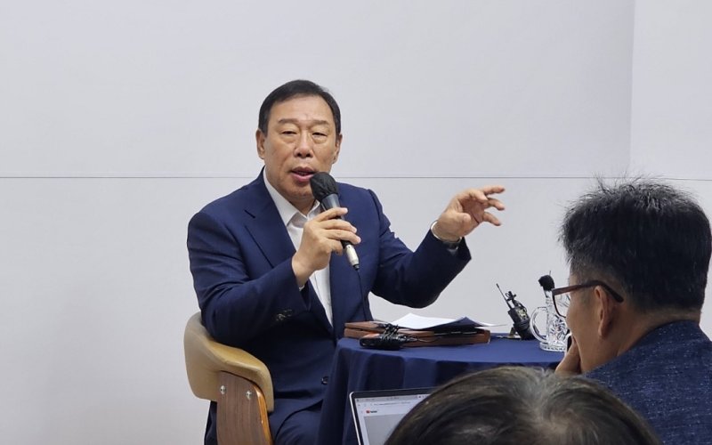 최민호 세종시장이 24일 오전 시청 2층에서 세종의사당 국회규칙 운영위 소위 통과와 관련한 입장을 밝히고 있다. / 뉴스1