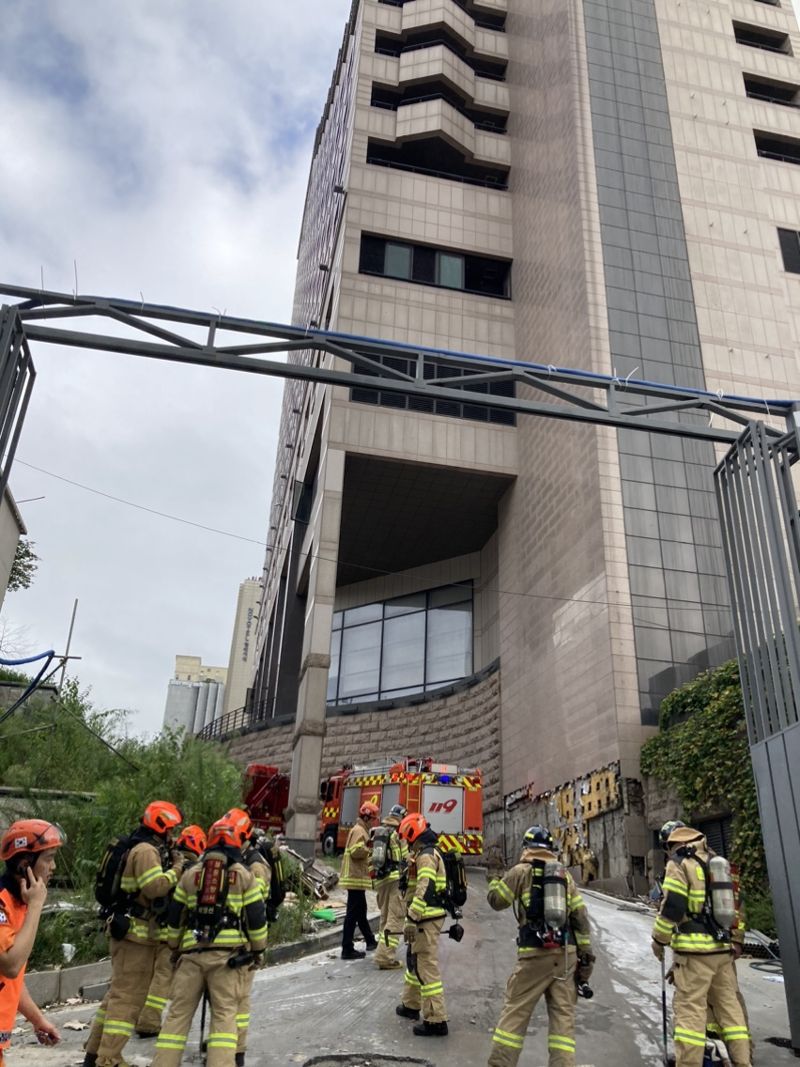 24일 서울 강남역 인근 르메르디앙호텔(옛 리츠칼튼호텔)에 화재가 발생해 소방관들이 진압 작업을 하고 있다. /사진=김경수 기자