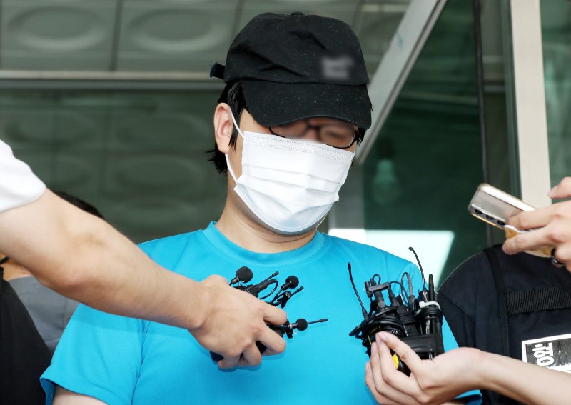 한낮에 서울 관악구 신림동 공원 인근 등산로에서 여성을 무차별적으로 폭행하고 성폭행한 혐의를 받는 30대 최모씨가 19일 오후 영장실질심사를 받기 위해 서울 관악경찰서를 나서고 있다. 2023.8.19/뉴스1 ⓒ News1 박지혜 기자