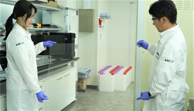 [대전=뉴시스] 화학연구원 연구진이 롤투롤 스퍼터링 공정으로 제작된 대면적 반사방지 필름을 들고 있다. *재판매 및 DB 금지