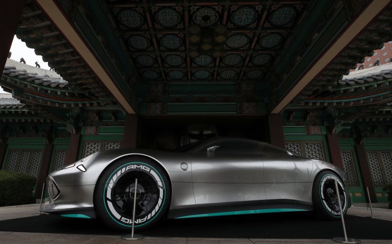 24일 오전 서울 중구 신라호텔에서 열린 메르세데스-벤츠 올 일렉트릭 쇼케이스에 AMG 비전 AMG 콘셉트카가 전시돼 있다. 2023.8.24/뉴스1 ⓒ News1 이동해 기자