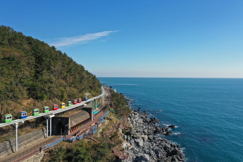 2023 대한민국 국토대전에서 국무총리상을 수상한 국가철도공단의 '동해남부선 옛 철도시설(미포∼옛 송정역) 개발사업' 전경. 동해남부선 폐역, 폐선을 활용해 아름다운 해운대의 해변라인을 관망할 수 있는 해변열차와 스카이캡슐 등 관광편의시설들을 제공하고 있다. 국가철도공단 제공