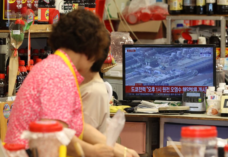 일본 정부의 후쿠시마 오염수 방류가 예정된 24일 오후 서울 동작구 노량진수산시장에서 한 상인이 젓갈을 정리하고 있다. 연합뉴스
