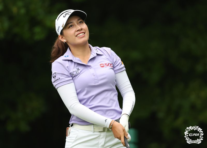 [서울=뉴시스] 아타야 티띠꾼(태국)은 24일 강원 춘천시 제이드팰리스 골프클럽(파72·6777야드)에서 열린 대회 1라운드에서 공동 선두에 올랐다.(사진=KLPGA 제공) *재판매 및 DB 금지