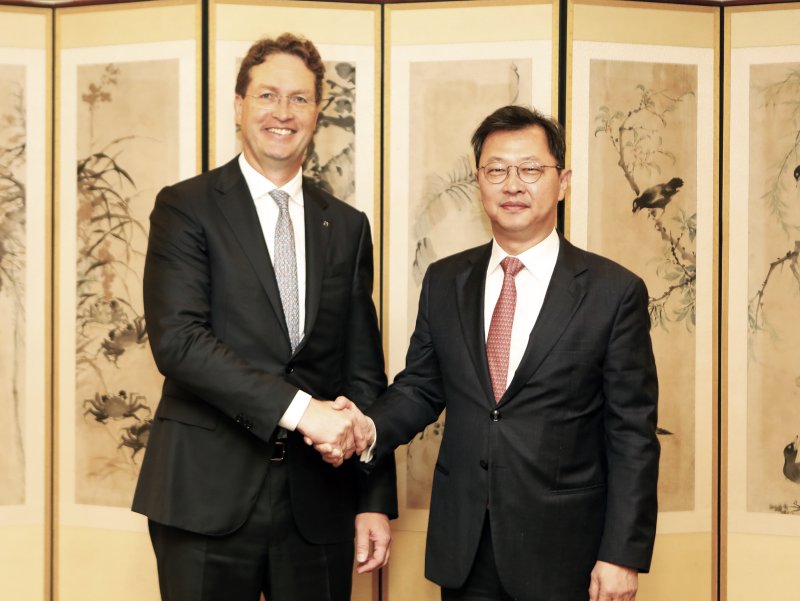 [서울=뉴시스] 23일 서울 종로구 SK서린빌딩에서 최재원 SK그룹 수석부회장(오른쪽)과 올라 칼레니우스 메르세데츠-벤츠 그룹 회장이 사업협력 방안을 논의한 뒤 기념촬영을 하고 있다. (사진 = SK그룹) photo@newsis.com *재판매 및 DB 금지