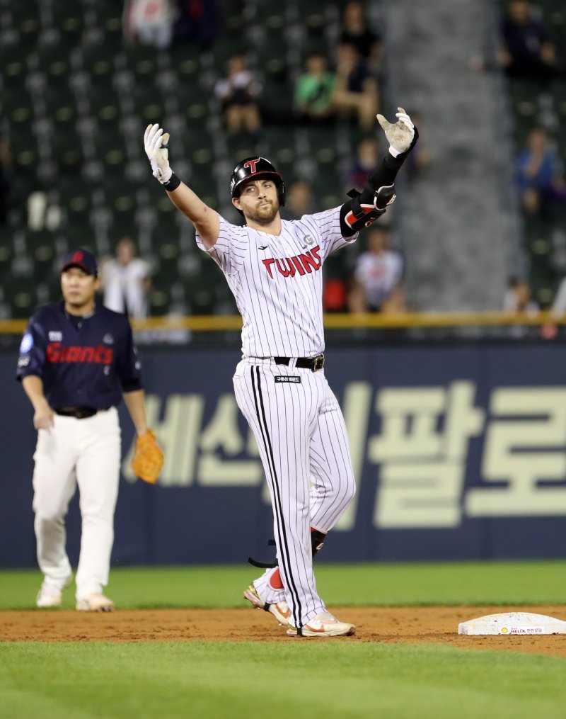 [서울=뉴시스] 김선웅 기자 = 24일 서울 송파구 잠실야구장에서 열린 2023 프로야구 롯데 자이언츠와 LG 트윈스의 경기, 4회말 1사 주자 1루 LG 오스틴이 1타점 적시타를 친 후 세레머니를 하고 있다. 2023.08.24. mangusta@newsis.com
