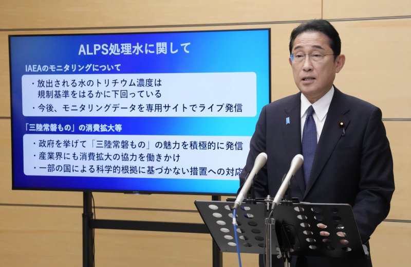기시다 후미오 일본 총리가 24일 오후 총리 관저에서 오염수 해양 방류와 관련해 취재진의 질문에 답하고 있다. 연합뉴스