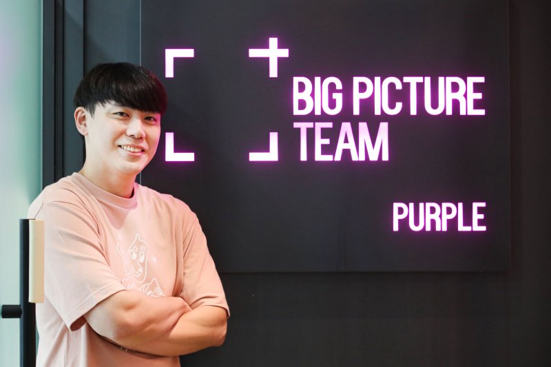 [서울=뉴시스] 권창회 기자 =유튜버 짤툰이 지난 16일 오후 서울 강남구 빅픽처팀 사무실에서 뉴시스와 인터뷰 전 포즈를 취하고 있다. 2023.08.16. kch0523@newsis.com