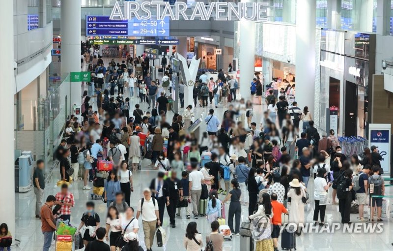 8월 15일 인천국제공항 제1여객터미널 면세구역이 이용객들로 붐비고 있다.