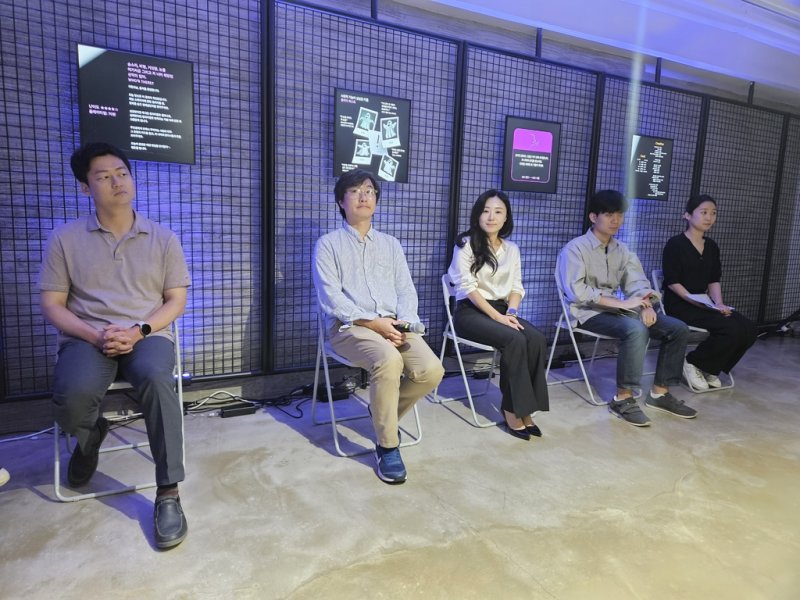 기자간담회 하는 '고스트 인 더 씨어터' 창작진 (서울=연합뉴스) 최주성 기자 = 24일 오후 서울 강남구 앤드트리갤러리에서 열린 '고스트 인 더 씨어터: 비욘드 게임' 기자간담회에서 민찬홍 음악감독(왼쪽부터), 서정완 연출, 구도윤 작가, 전석희 기술책임, 백혜린 아트디렉터가 기자들의 질문을 듣고 있다. 2023.8.25. cjs@yna.co.kr