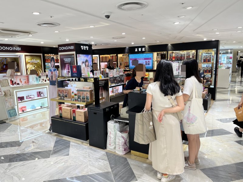 롯데면세점 명동본점 정관장 매장에서 매장 직원이 중국인 고객을 응대하고 있다. 2022.10.24 / 뉴스1 ⓒ News1 신민경 기자