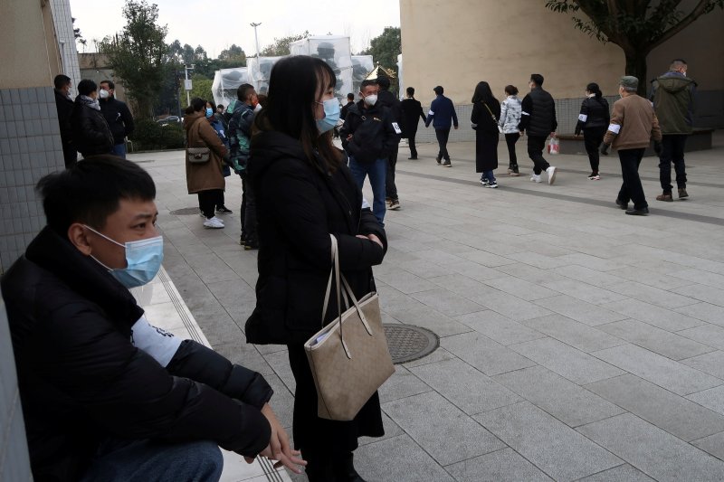 28일(현지시간) 코로나19 확산 속 중국 쓰촨성 청두 장례식장의 화장장 밖에서 사망자의 친지들이 기다리고 있다. 2022.12.28 ⓒ 로이터=뉴스1 ⓒ News1 우동명 기자