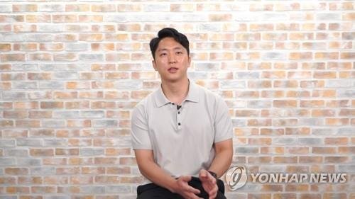 [스타트업 발언대] "토익 만점인데 빨간줄 투성이~쇼크였죠" 오승현 데이터비 대표가 지난 21일 창업 얘기를 들려주고 있다.