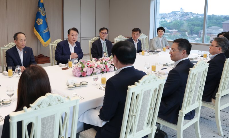 윤석열 대통령이 25일 서울 용산 대통령실 청사에서 가진 거시경제 전문가와의 오찬 간담회에서 발언하고 있다. 이날 간담회에는 권영선 우리금융경영연구소 본부장, 송승헌 맥킨지 한국사무소 대표, 이시욱 대외경제정책연구원장, 임지원 전 한국은행 금융통화위원, 줄리아나 리 도이치뱅크 아시아 수석 이코노미스트 등이 참석했다. [대통령실 제공] 연합뉴스