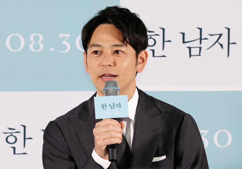 일본 배우 츠마부키 사토시가 25일 오후 서울 광진구 롯데시네마 건대입구에서 열린 영화 ‘한 남자’ 언론시사회에서 인사말을 하고 있다. ‘한 남자’는 죽은 남편의 이름, 과거 모든 것이 다른 사람의 것이었다는 사실이 밝혀지며 정체가 묘연해진 한 남자 ‘X’의 거짓된 인생을 따라가는 추적 미스터리 영화다. 2023.8.25/뉴스1 ⓒ News1 김진환 기자