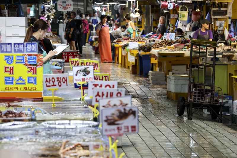 일본 후쿠시마 제1원자력발전소 오염수 방류 이튿날인 24일 인천 중구 인천종합어시장에서 시민들이 수산물을 구매하고 있다. 2023.8.25/뉴스1 ⓒ News1 김도우 기자