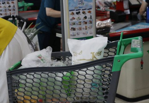 25일 오전 울산 북구의 한 마트를 찾은 손님의 카트에 천일염이 담겨 있다. 2023.8.25/뉴스1 ⓒ News1 김지혜 기자