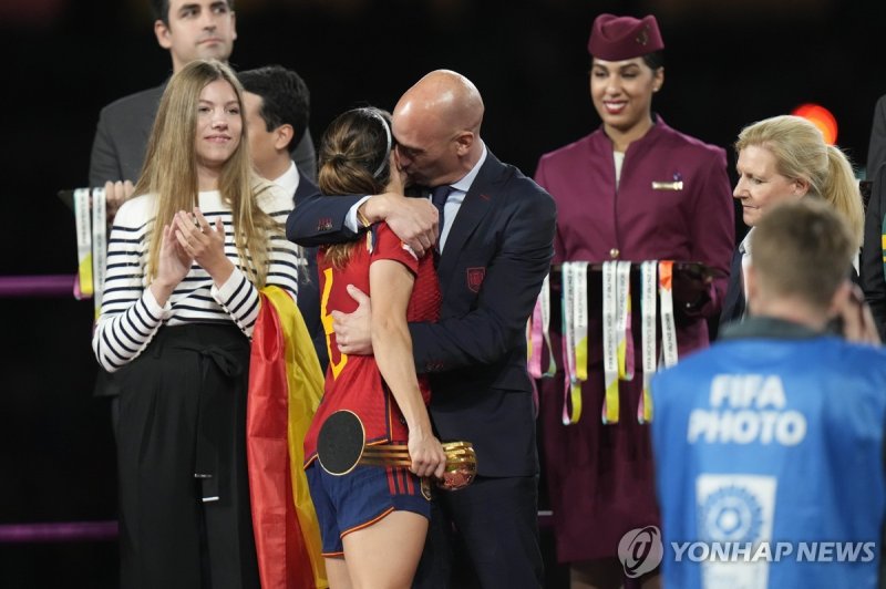 본마티와 포옹하는 루비알레스 회장(가운데 양복 입은 사람) FILE - President of Spain's soccer federation, Luis Rubiales, right, hugs Spain's Aitana Bonmati on the podium following Spain's win in the final of Women's World Cup soccer against England at Stadium Australia in Sydney, Australia, Sunday, Aug. 20, 2023. At left is 