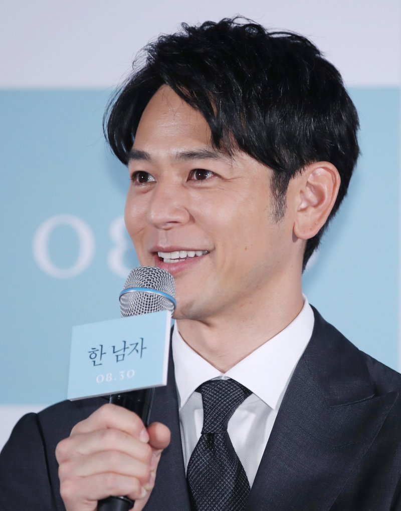 [서울=뉴시스] 김진아 기자 = 배우 츠마부키 사토시가 25일 서울 광진구 롯데시네마 건대입구에서 열린 영화 '한 남자' 시사회 및 간담회에서 취재진의 질문에 답하고 있다. 2023.08.25. bluesoda@newsis.com