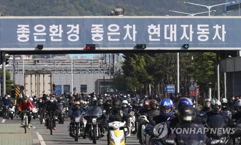 현대자동차 울산공장 명촌정문에서 근로자들이 퇴근하는 모습. 연합뉴스