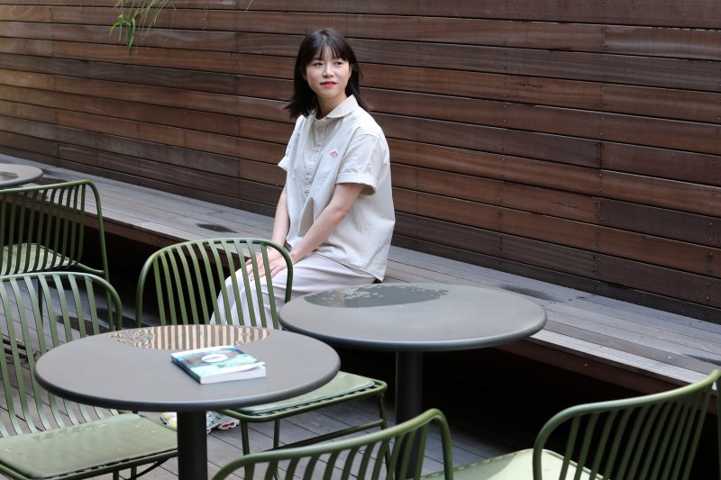 [서울=뉴시스] 박진희 기자 = 소설 '공룡의 이동 경로' 저자인 김화진 소설가가 25일 서울 강남구 한 카페에서 인터뷰하고 있다. '공룡의 이동 경로'는 공룡이자 타투이며, 빛이고 마음인 피망이의 이야기다. 2023.08.26. pak7130@newsis.com