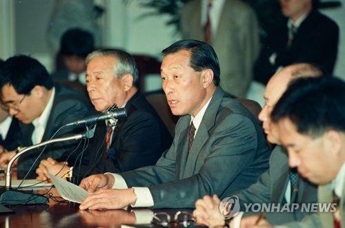 김석원 전 쌍용그룹 회장이 1995년 4월 기자회견을 하고 있다. 연합뉴스