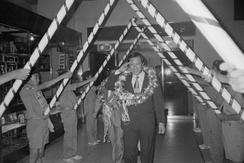 지난 1985년 7월 24일 제30차 보이스카우트 세계 총회에 참석한 뒤 귀국한 고인이 김포공항에서 보이스카우트 대원들의 장문례에 경례하고 있다. 연합뉴스