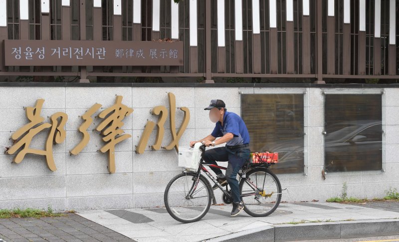 지난 23일 오전 광주 남구 정율성 거리 전시관 앞을 한 시민이 지나고 있다. 뉴시스