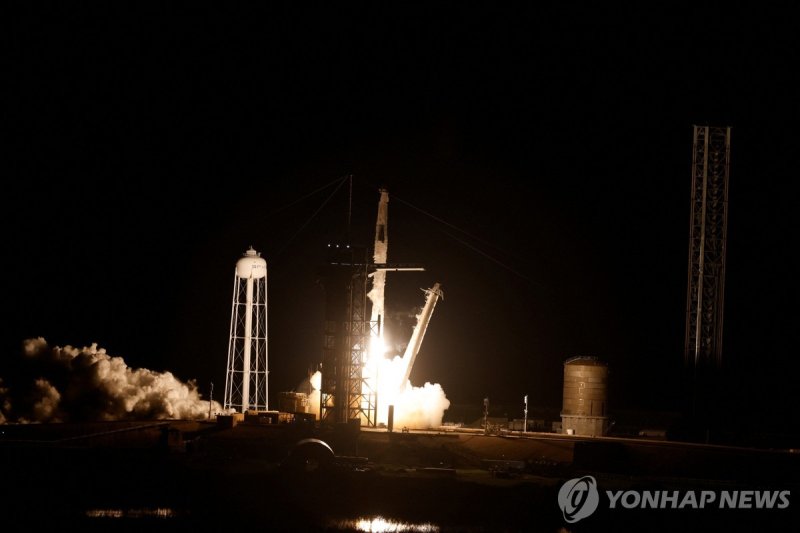 '크루-7' 임무 수행하는 스페이스X 드래곤 우주선이 우주로 발사되고 있다. 연합뉴스