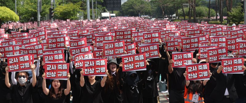 전국에서 모인 교사들이 26일 서울 영등포구 국회 앞에서 서이초 교사 사망 사건 진상규명 및 아동학대 관련법 즉각 개정 촉구 6차 집회를 하고 있다. 뉴시스