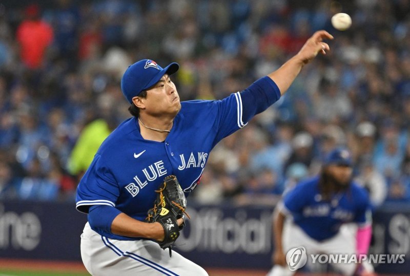 MLB 쩔쩔매는 새로운 마구 탄생? … '3승' 류현진, 104km 커브에 미 현지 호들갑