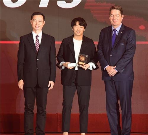2019년 가장 뛰어난 배드민턴 신인 안세영 2019년 가장 뛰어난 배드민턴 신인 안세영 (서울=연합뉴스) 배드민턴 여자단식 국가대표 안세영(가운데)이 지난 9일(현지시간) 중국 광저우 가든호텔에서 열린 BWF 월드투어 파이널 개막식 겸 갈라 디너에서 열린 시상식에서 세계배드민턴연맹(BWF) 신인상을 받고 포즈를 취하고 있다. 2019.12.10 [BadmintonPhoto/BWF 제공. 재판매 및 DB 금지] photo@yna.co.kr (끝)