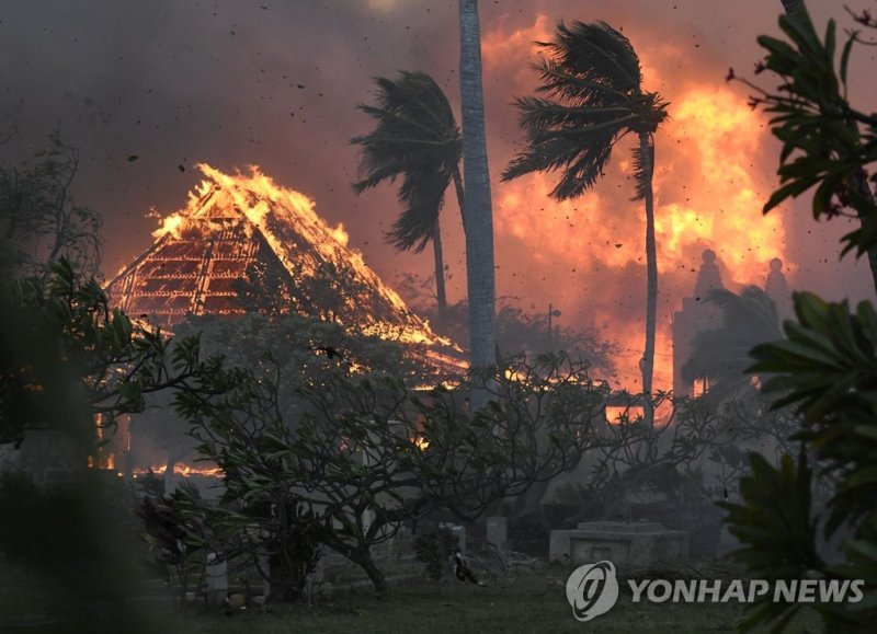 지난 8일(현지시간) 대형 산불이 발생한 미국 하와이주 마우이섬 라하이나에서 교회와 선교회 건물이 불길에 휩싸이고 있다. 마우이 소방국은 이날 오전 라하이나 산불을 모두 진압했다고 선언했으나, 이후 허리케인 '도라'의 영향으로 하와이 곳곳에 산불이 재확산해 지금까지 최소 6명이 숨졌다. 연합뉴스