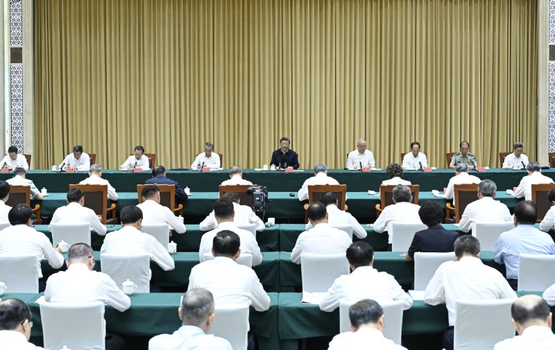 시진핑 중국 국가주석이 지난해 8월 26일 신장 위구르 자치구의 성도 우루무치에서 열린 당국자 회의에서 강력한 민족 동화 정책의 필요성을 역설하고 있다. 신화통신 뉴시스