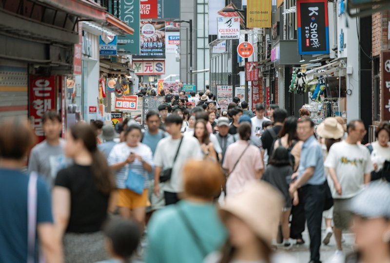 지난 8월 27일 서울 중구 명동거리가 외국인 관광객들과 시민들로 붐비고 있다. 중국 정부가 한국행 단체여행을 허용하면서 여행·관광·면세 업계에 훈풍이 불고 있다. 뉴스1