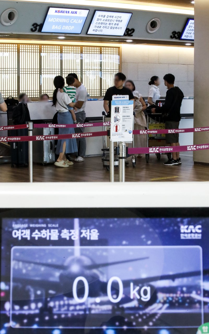 [서울=뉴시스] 정병혁 기자 = 대한항공에 따르면 김포공항 국내선 이용자들을 대상으로 오는 28일부터 다음달 6일까지, 인천공항 국제선 이용자들을 대상으로 다음달 8~19일 휴대 수하물을 포함한 승객 표준중량을 측정할 예정이다. 측정을 원하지 않는 승객은 이를 거부할 수 있다. 국토교통부 ‘항공기 중량 및 평형 관리기준’에 따라 항공사들은 최소 5년 주기 또는 필요시 승객 표준중량을 측정해 평균값을 내야한다. 27일 서울 강서구 김포국제공항 국내선 대한항공 탑승수속 창구 인근에 저울이 설치되어 있다. 2023.08.27. jhope