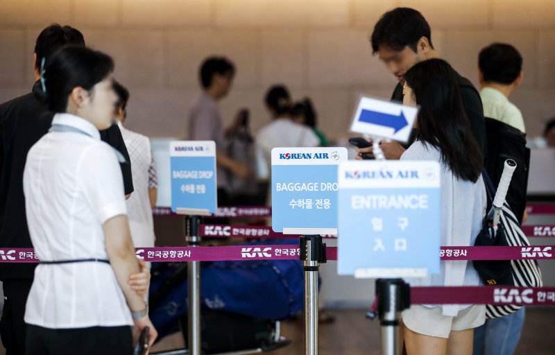 [서울=뉴시스] 정병혁 기자 = 대한항공에 따르면 김포공항 국내선 이용자들을 대상으로 오는 28일부터 다음달 6일까지, 인천공항 국제선 이용자들을 대상으로 다음달 8~19일 휴대 수하물을 포함한 승객 표준중량을 측정할 예정이다. 측정을 원하지 않는 승객은 이를 거부할 수 있다. 국토교통부 ‘항공기 중량 및 평형 관리기준’에 따라 항공사들은 최소 5년 주기 또는 필요시 승객 표준중량을 측정해 평균값을 내야한다. 27일 서울 강서구 김포국제공항 국내선 대한항공 창구에서 여행객들이 탑승수속을 하고 있다. 2023.08.27. jhope@