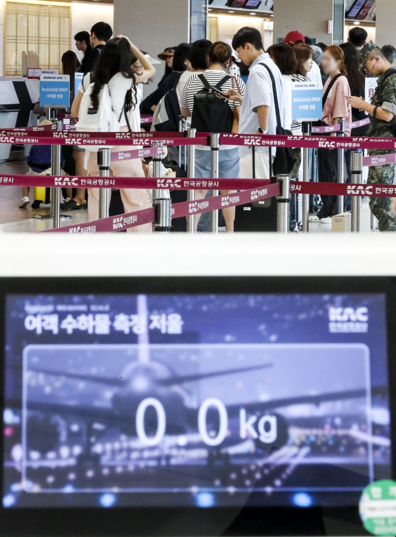 [서울=뉴시스] 정병혁 기자 = 대한항공에 따르면 김포공항 국내선 이용자들을 대상으로 오는 28일부터 다음달 6일까지, 인천공항 국제선 이용자들을 대상으로 다음달 8~19일 휴대 수하물을 포함한 승객 표준중량을 측정할 예정이다. 측정을 원하지 않는 승객은 이를 거부할 수 있다. 국토교통부 ‘항공기 중량 및 평형 관리기준’에 따라 항공사들은 최소 5년 주기 또는 필요시 승객 표준중량을 측정해 평균값을 내야한다. 27일 서울 강서구 김포국제공항 국내선 대한항공 탑승수속 창구 인근에 저울이 설치되어 있다. 2023.08.27. jhope