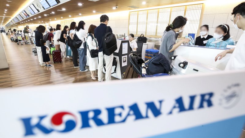 [서울=뉴시스] 정병혁 기자 = 대한항공에 따르면 김포공항 국내선 이용자들을 대상으로 오는 28일부터 다음달 6일까지, 인천공항 국제선 이용자들을 대상으로 다음달 8~19일 휴대 수하물을 포함한 승객 표준중량을 측정할 예정이다. 측정을 원하지 않는 승객은 이를 거부할 수 있다. 국토교통부 ‘항공기 중량 및 평형 관리기준’에 따라 항공사들은 최소 5년 주기 또는 필요시 승객 표준중량을 측정해 평균값을 내야한다. 27일 서울 강서구 김포국제공항 국내선 대한항공 창구에서 여행객들이 탑승수속을 하고 있다. 2023.08.27. jhope@