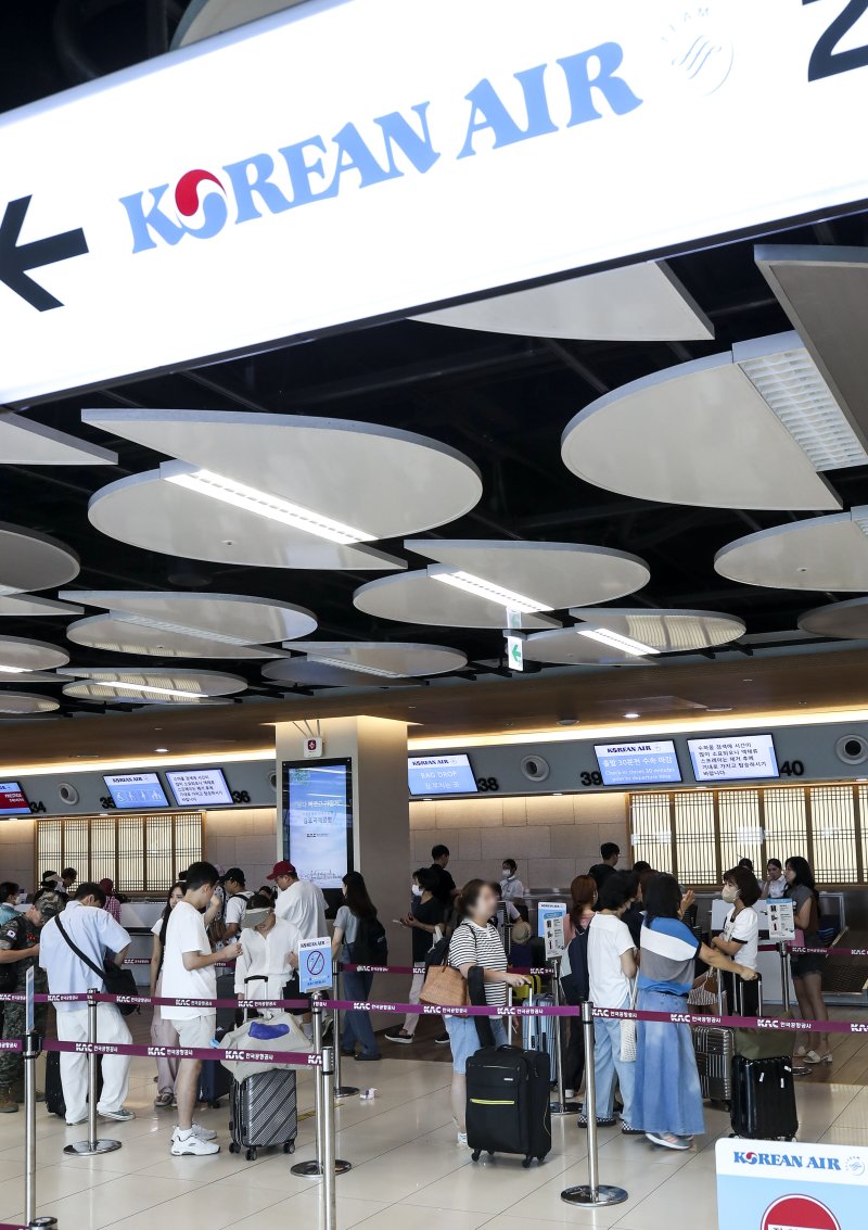 [서울=뉴시스] 정병혁 기자 = 대한항공에 따르면 김포공항 국내선 이용자들을 대상으로 오는 28일부터 다음달 6일까지, 인천공항 국제선 이용자들을 대상으로 다음달 8~19일 휴대 수하물을 포함한 승객 표준중량을 측정할 예정이다. 측정을 원하지 않는 승객은 이를 거부할 수 있다. 국토교통부 ‘항공기 중량 및 평형 관리기준’에 따라 항공사들은 최소 5년 주기 또는 필요시 승객 표준중량을 측정해 평균값을 내야한다. 27일 서울 강서구 김포국제공항 국내선 대한항공 창구에서 여행객들이 탑승수속을 하고 있다. 2023.08.27. jhope@