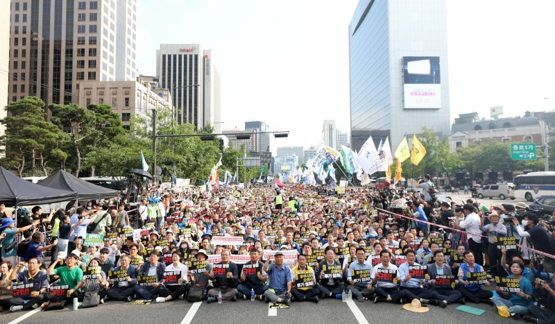 주말인 지난 26일 서울 종로구 세종대로에서 열린 일본 후쿠시마 핵 오염수 해양투기 중단 및 윤석열 정부 규탄 범국민대회에서 이재명 더불어민주당 대표 및 시민 참가자들이 일본 규탄 구호를 외치고 있다. 사진=뉴시스