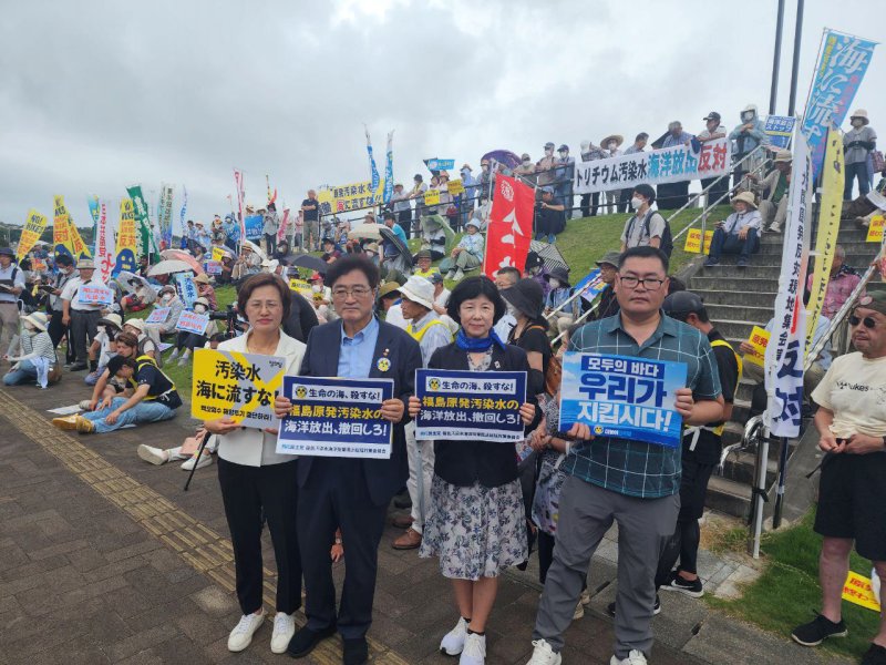 일본을 방문한 민주당 우원식(왼쪽 두번째) 의원 등 야당 의원 4명이 27일 후쿠시마현 이와키시에서 오염수 방류 규탄 집회를 벌이고 있다. 더불어민주당 제공